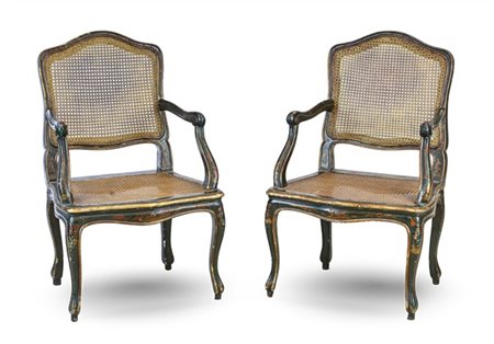 Coppia di poltrone di forma mossa in legno laccato in policromia a chinoiserie