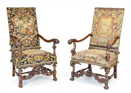 Due antichi seggioloni in legno intagliato con braccioli mossi e fronte con tra