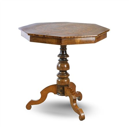 Tavolo con piano ottagonale intarsiato a motivi geometrici con legni di differe