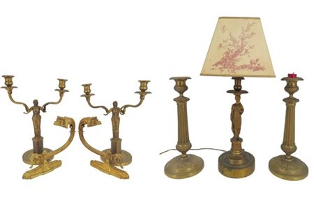 Lotto composto da coppia di candelabri a due fiamme con sostegni figurati, una