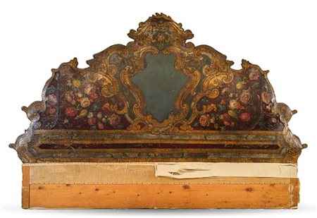 Testiera da letto di forma sagomata in legno rivestito in cuoio impresso e dipi