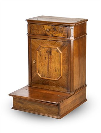 Inginocchiatoio in noce e radica con fronte ad un'anta e un cassetto, predellin