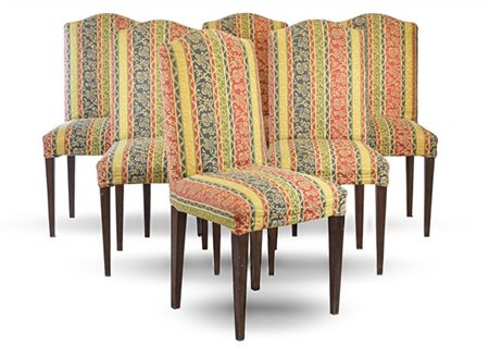 Gruppo di sei sedie in legno con gambe rastremate, sedute e schienali rivestiti