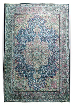 Tappeto Kirman, Persia, secolo XX. Decoro con grande medaglione polilobato con
