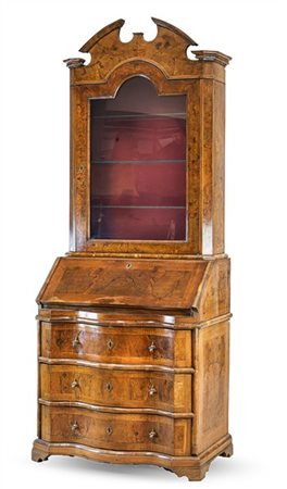 Trumeau lastronato in noce e radica di noce, parte inferiore a tre cassetti su