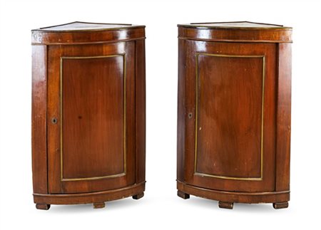 Coppia di cantonali ad un'anta pannellata con filettature in metallo. Secolo XI