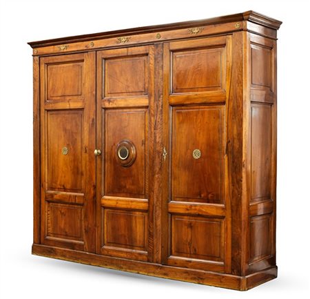 Armadio in noce con doppia anta pannellata e blindata ed ulteriore anta lateral