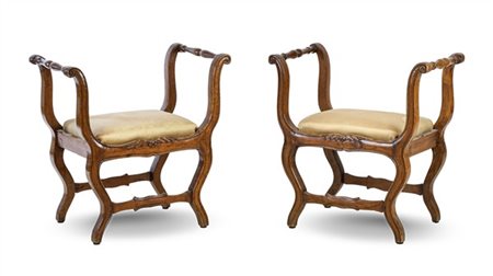 Coppia di panchetti in noce di forma mossa con braccioli torniti e sedute imbot