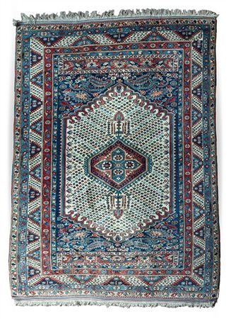 Tappeto Kars, Est Anatolia, secolo XX. Decoro con medaglione esagonale su fondo