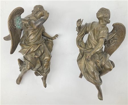 Coppia di elementi decorativi in fusione di bronzo raffiguranti angeli. Secolo
