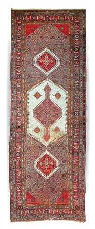 Tappeto galleria Hamadan, Persia, inizio secolo XX. Decoro con grande medaglion