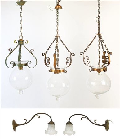 Lotto composto da tre diversi lampadari a cestello in metallo e vetro soffiato