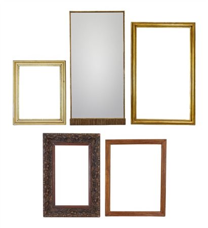 Lotto composto da una specchiera sagomata con cornice decorata a motivo cordona