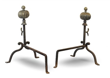 Coppia di alari in ferro forgiato sormontati da sfera baccellata in bronzo con