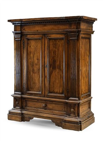 Armadio in noce con fronte a due ante pannellate fra lesene scanalate, base con