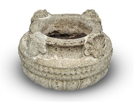 Vaso in calcestruzzo in parte baccellato con quattro anse a palmetta (d cm 45,