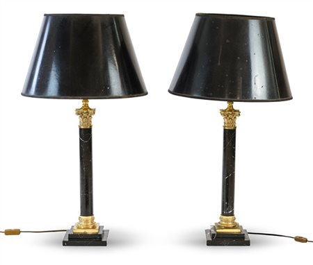 Coppia di lampade d'appoggio in marmo nero con fusto a colonna liscia, capitell