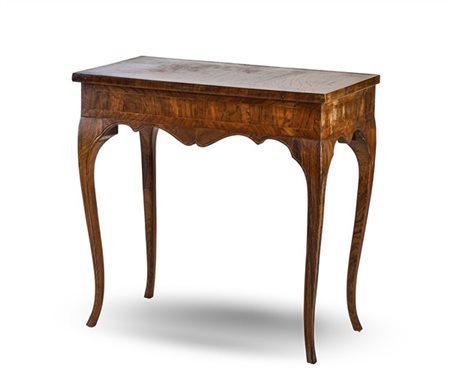 Tavolino da parete lastronato in legni di differenti essenze, gambe mosse con p