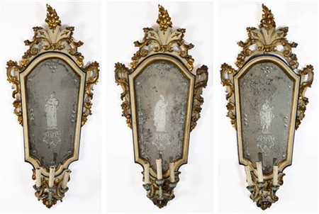 Gruppo di tre ventole in legno intagliato, laccato e dorato di forma sagomata c