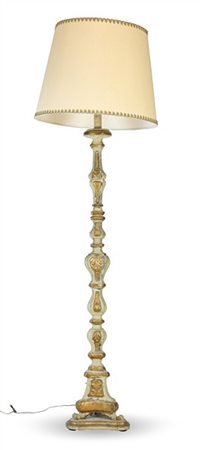 Torciera in legno intagliato, laccato e dorato a più ordini su base tripode. Se