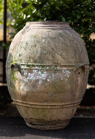 Grande orcio in terracotta con quattro anse e riquadrature, un lato presenta gr