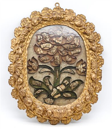 Cornice in legno intagliato e dorato di forma ovale a triplo ordine con fascia