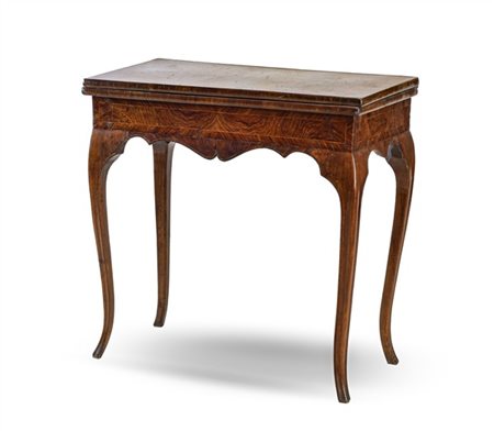 Tavolino da gioco con piano a libro in mogano ed altre essenze, gambe mosse con