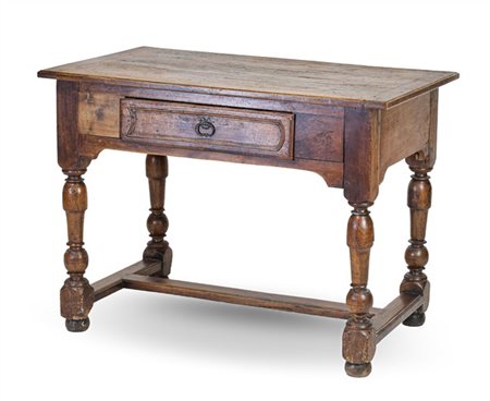 Scrittoio in noce con gambe tornite a rocchetto riunite da traversa, un cassett