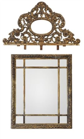 Specchiera in legno intagliato e dorato di forma rettangolare con specchio riqu