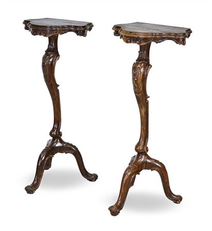 Coppia di gueridon in noce intagliato con piano sagomato e sostegno a doppia vo