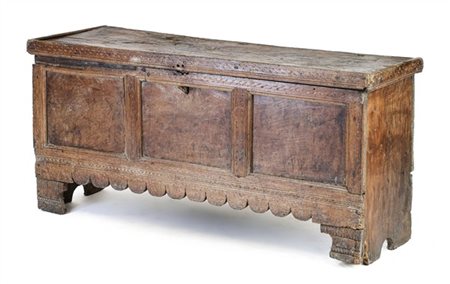 Cassone in legni vari con fronte tripartito a pannellature, bordi con decori in