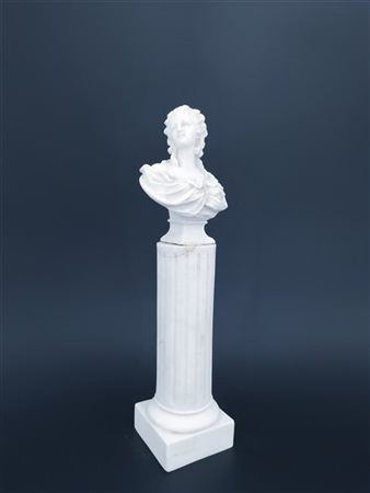 Manifattura di inizio secolo XX. Busto di Maria Antonietta (?) su colonna scana
