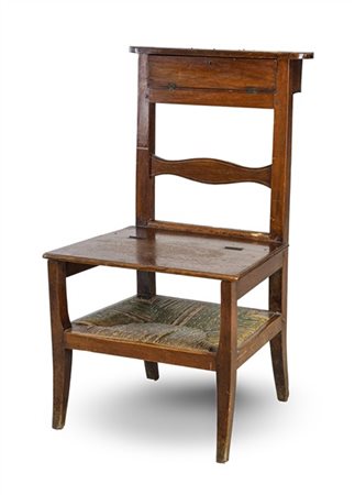 Sedia/Inginocchiatoio in noce con schienale a giorno e sportellino ribaltabile,