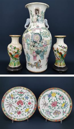 Manifatture orientali, secolo XX Lotto composto da un vaso a balaustro in porce