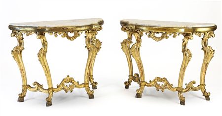 Coppia di console in legno intagliato e dorato con sostegni a voluta raccordati