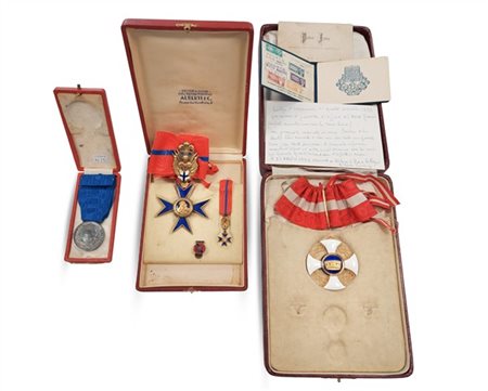 Lotto composto da tre onorificenze, secolo XX. In custodie (difetti)
Collare da