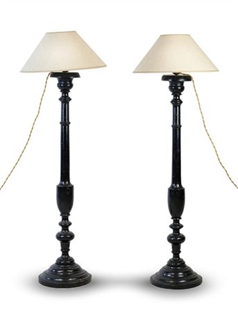 Coppia di lampade d'appoggio in legno tornito ed ebanizzato con paralumi (h tot