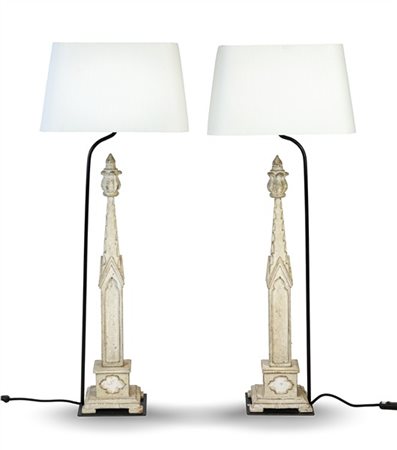 Coppia di lampade d'appoggio realizzate con due elementi decorativi in legno in