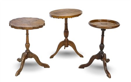 Lotto di tre gueridon con piano circolare e sagomato con sostegno tornito su tr