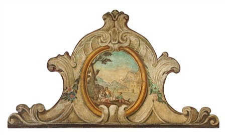 Fregio da sovrapporta in legno sagomato e dipinto in policromia a volute e meda