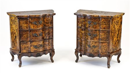 Coppia di comodini con fronte mosso a tre cassetti lastronati in radica di noce