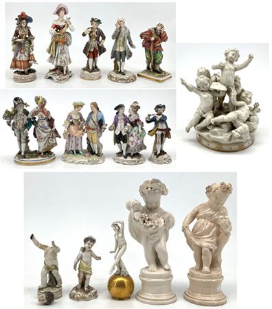 Lotto composto da quindici gruppi plastici in porcellana raffiguranti putti, da