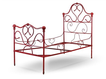 Letto in ferro ritorto e verniciato rosso con decori a volute. Inizio secolo XX