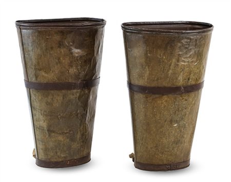 Coppia di brente per il trasporto dell'uva in lamiera e ferro battuto con brete