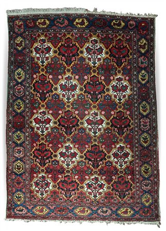 Tappeto Bachtiari, Persia, inizio secolo XX. Decoro a giardino con riserve orna