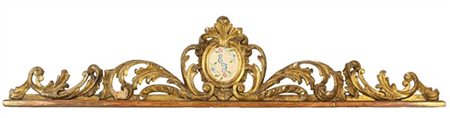 Fregio in legno intagliato e dorato a volute contrapposte con riserva ovale al