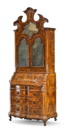 Trumeau lastronato in noce e radica di noce, parte inferiore con fronte e fianc