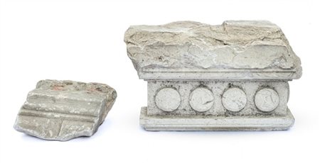 Due frammenti architettonici in pietra (cm 35x21x14 e cm 16x16x9) (difetti)