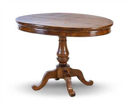 Tavolo in noce con piano ovale, fusto tornito su quattro piedi mossi. Secolo XI