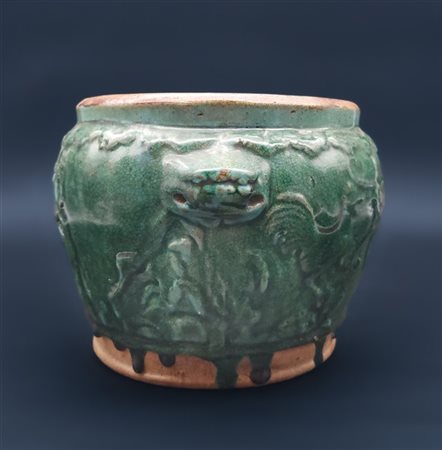 Vaso in ceramica smaltata verde con draghi a rilievo in stile Ming 
Cina, dinas